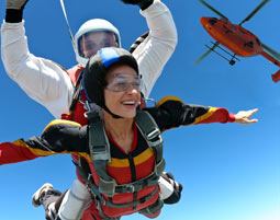 Fallschirm-Tandemsprung aus dem Hubschrauber in Soest