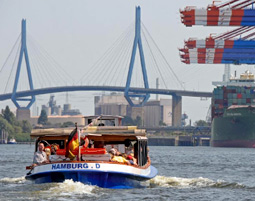 Containerhafen-Rundfahrt in Hamburg fuer 2