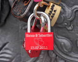 Liebesschloss gravieren und Picknick-Korb