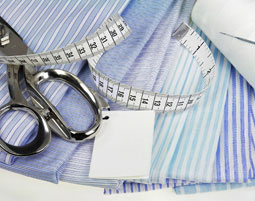 Massgeschneidertes Hemd mit Krawatte