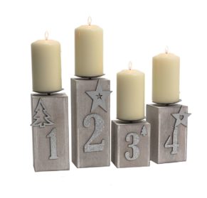 Kerzenhalter für eine schöne Adventszeit mit silberfarbenen Glitzerdetails. Maße: ca. H11 - 21 cm, B7 x T6 cm, Gewicht: ca. 0,7 kg, Material: Schichtholz.<br>