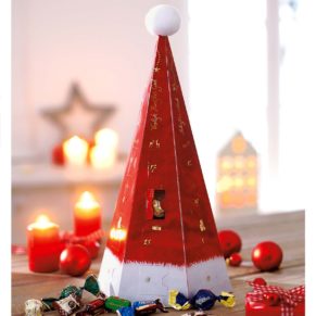 Witzige Idee zur Weihnachtszeit: Der Adventskalender in Form einer Weihnachtsmann-Mütze mit einem Marken-Mix an kleinen Schoko-Überraschungen im Inneren. 6 x Pralinen aus Milchschokolade (Kakao: mindestens 34%) mit cremiger Haselnussfüllung und Getreidecrispies, Maße: ca. 41 cm hoch, 20 cm, Gewicht: ca. 0,4 kg. Zutaten: Pralinen aus Milchschokolade (Kakao: min. 34%): Zucker, Pflanzenfett, Molkepulver, Kakaomasse, Getreisecrispies 5% (Maismehl, Reismehl, Zucker, WEIZENMEHL, Kakaopulver, MOLKEPULVER, Salz), Kakaobutter, VOLLMILCHPULVER, HASELNÜSSE (2%), fettarmes Kakaopulver, MAGERMILCHPULVER, Emulgator: SOJALECITHIN, natürliches Vanille-Aroma. , , merci Petits Mischung von gefüllten und ungefüllten Schokoladen-Spezialitäten: Zucker, Kakaobutter, Kakaomasse, VOLLMILCHPULVER, pflanzliche Fette (Palm,Shea), SAHNEPULVER, gehackte MANDELN, gemahlene HASELNÜSSE, MILCHZUCKER, MOLKENERZEUGNIS, BUTTERREINFETT, BUTTERMILCHPULVER, magerer Kakao, MAGERMILCHPULVER, Dextrose, Emulgator: Lecithine, (SOJA), Kaffee, Aromen, Salz. , , Schoko-Krispy-Knuspriges Getreide mit Vollmilchschokolade (Kakao mindestens 32% im Schokoladenanteil): Zucker, Kakaobutter, VOLLMILCHPULVER, Getreide (Reismehl, Maismehl, Salz) Kakaomasse, Kaffeepulver, Verdickungsmittel: E414; Überzugsmittel: E904; Emulgator: E322, Aromen. , , Napolitains: Vollmilchschokolade (Kakao: 31% mindestens), Vollmilchschokolade mit 8% gehackten Nüssen (Kakao: 31% mindestens in der Vollmilchschokolade), Gianduja-Milchschokolade mit 16% gemahlenen Nüssen (Kakao:25% mindestens in der Milchschokolade), Zartbitterschokolade (Kakao 50% mindestens): Zucker, Kakaomasse, Kakaobutter, VOLLMILCHPULVER, HASELNÜSSE (6%), MAGERMILCHPULVER, SAHNEPULVER, SÜSSMOLKEPULVER, Emulgatoren: SOJALECITHIN & E476, Aroma. Allergiehinweis: Die Produkte werden in Betrieben hergestellt, die Mandeln, Nüsse, Erdnüsse, Soja, Ei, Gluten, Milch- und Getreideprodukte verarbeiten.<br>