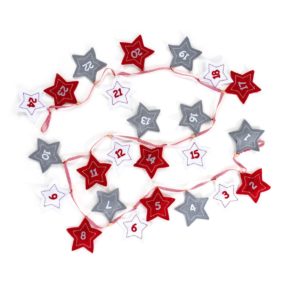 Niedlicher Adventskalender zum Hängen im angesagten Sternen-Design. Mit 24 Taschen in Sternenform, jede Tasche kann individuell befüllt werden, Maße: ca. 2,57 m lang, Sterntaschen: je ca. 13 cm Ø, Material: Polyester.<br>