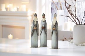 Von weit her kommen diese Heiligen Drei Könige um das Weihnachtsfest zu feiern. Maße: je ca. B8,5 x T5,5 x H32 cm, Gewicht: ca. 0,6 kg, Material: Metall.<br>