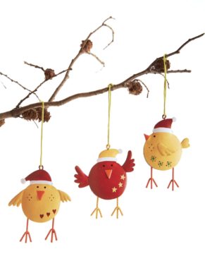 Diese lustige Vogelparade schmückt jeden Tannenbaum, Dekostrauch u.ä. in Ihrem Geschäft. Maße: je ca. B8 x H7 cm, Material: Metall.<br>