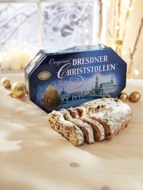 Der 1000g original Dresdner Christstollen wird nach überlieferten, traditionellen Rezepten gebacken. Verpackt in eine schicken Metalldose, Maße: ca. B28,5 x T17 x H6 cm, Gewicht: ca. 1,5 kg. Zutaten: Sultaninen, WEIZENMEHL, BUTTER, Wasser, Orangeat und Zitronat (Glukose-Fructose-Sirup, Orangenschalen, Invertzucker, Zitronenschalen, Säureregulator: E330), Dekor (Zucker, Dextrose, Palmöl, WEIZENSTÄRKE, natürliches Aroma), Zucker, MANDELN, Glucosesirup, Zitronenschalen, Rum, VOLLMILCHPULVER, Hefe, Speisesalz, Gewürze, natürliches Aroma.. Nährwertangaben: Energie 1712 kJ (409 kcal); Fett 18g, davon gesättigte Fettsäuren 11g; Kohlenhydrate 53g, davon Zucker 29g; Eiweiß 6,2g; Salz 0,37g. Allergiehinweis: Kann Spuren enthalten von: EIER und anderen SCHALENFRÜCHTE!<br>