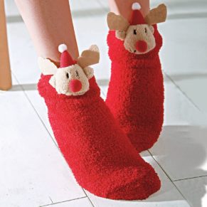 Mit diesen kuschelig warmen Wintersocken ist man auch an den Füßen festlich angezogen. Mit niedlichem Weihnachtselchkopf. Farbe: Rot. Maße: Einheitsgröße, Material: 90% Polyester, 10% Elasthan.<br>