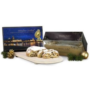 1000 g Stollen Handgefertigter Original Dresdner Stollen mit Gütesiegel, in spezieller Dresden-Kartonage. Maße: ca. L33 x B20 x H57 cm. Zutaten: Original Dresdner Christstollen: WEIZENMEHL Typ 405 oder 550, Sultaninen, BUTTERschmalz, Kristallzucker, Wasser, HEFE, Zitronat (Cedernfruchtschalen, Glukose-Fruktose-Sirup, Zucker), Orangeat (Orangenschalen, Glukose-Fruktose-Sirup, Zucker), Milchpulver, MANDELN süß und bitter, Zitronenschalenpaste (Zucker, Zitronenschalen zerkleinert, natürliches Aroma, Verdickungsmittel E466), Echter Übersee Rum, Speisesalz, Stollengewürze, Puderzucker. Nährwertangaben: Brennwert 1751 kJ (418 kcal); Fett 20,7g, davon gesättigte Fettsäuren 10g; Kohlenhydrate 50,7g, davon Zucker 31g; Ballaststoffe 4,1g; Eiweiß 6,2g; Salz 0,07g. Allergiehinweis: Original Dresdner Christstollen: Enthält Milch, Lactose, Schalenfrüchte, Glutenhaltige Getreide<br>