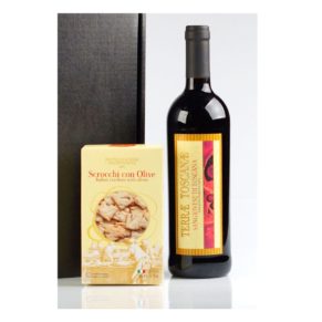 In schwarzer Geschenkverpackung in Seidenmatt-Optik 1 Flasche (0,75 l, 13 %vol.) Terrae Toscanae Sangiovese, Rotwein aus der Toskana, fruchtig, trocken, italienische Scrocchi con Olive (90 g,Oliven-Cracker), hervorragender pikanter Genuss zum Rotwein, Maße: ca. 38 x 9,5 x 10 cm. Zutaten: 13 %vol.; Scrocchi: Zutaten: WEIZENmehl, Palmöl, Oliven, Olivenöl, Meersalz, Bierhefe.. Allergiehinweis: Dieses Produkt enthält GLUTEN. Hergestellt in einem Werk, in dem Auch SCHALENFRÜCHTE, EIER und SESAM verarbeitet werden. Wein Enthält Sulfite.<br>