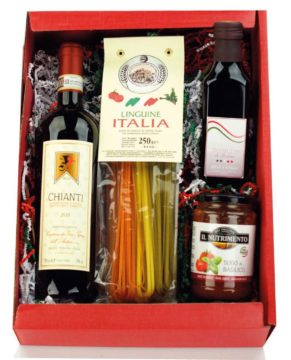 In roter Geschenkverpackung, mit Deko-Füllmaterial. 1 Flasche Chianti Arrezo DOCG (0,75 l), würzig und typisch toskanische Frucht, dunkler Kirschton, kräftiges Rot, sehr schönes Bukett, Linguine Italia (250 g, natur, mit Spinat und mit roten scharfen Paprika), Bio-Basilikum-Sugo (280 g), Balsamico di Modena 9 Jahre gereift (250 ml), Maße: ca. 37 x 27 x 10 cm. Zutaten: Linguine: HartWEIZENgrieß, Wasser, dehydrierte rote scharfe Paprika (2%), deydrierter Spinat (2%)., Im Herstellungsbetrieb werden auch EIER, FISCH, VENUSMUSCHELN verarbeitet; Sugo: *Tomaten, *kaltgepresstes Olivenöl, Meersalz, *Basilikum, *Knoblauch. *ökologisch, Aceto Balsamico di Modena IGP, 6% Säure, Zutaten: Weinessig (Schwefeldioxid), konzentrierter Traubenmost (Schwefeldioxid), Farbstoff E150d. Allergiehinweis: Wein: enthält Sulfite. Kann Spuren von MILCH, SOJA, NÜSSEN und ANDEREN SCHALENFRÜCHTEN, GLUTEN und SULFITEN enthalten;<br>