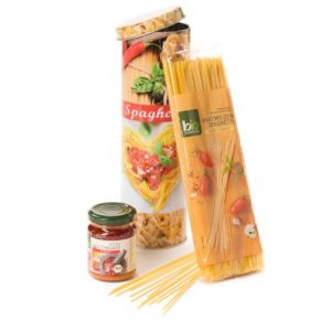 In der bedruckten Spagettidose und im Umkarton bruchsicher und versandfertig verpackt. Eine Packung BIO Hartweizen Spagetti, 500 g, der Pasta-Klassiker, zart im Biss und fein im Aroma, ein Glas Pesto Mediterraneo, 125 g, glutenfrei, feine Tomatensauce. Zutaten: Hartweizen Spaghetti: HARTWEIZENGRIES, Pesto Mediterraneo: Tomaten, Sonnenblumenöl, Olivenöl, CASHEWKERNE, HARTKÄSE, Meersalz, Knoblauch, Gewürze. Gluten-und Ei-frei.<br>