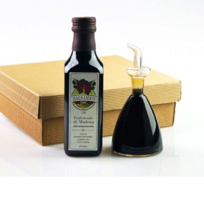 1 Flasche (250 ml) edler 7 Jahre gereifter Bio-Balsamico, rot. Hochwertige handgarbeitete Essig-Karaffe im naturfarbenen Präsentcase,, farbig ausgelegt, Maße: L21 x B19 x H65 cm, Menge: 250 ml. Zutaten: Bio-Balsamico (6% Säure)..<br>