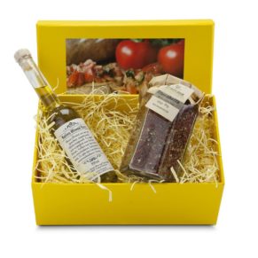 Bruschetta selbst zubereiten. Gewürzmischung (80 g), ein Flasche Olivenöl (0,1 l), im Geschenkkarton, Maße: ca. L23,5 x B15,5 x H18 cm. Zutaten: Streuber Kräutermischung Bruschetta: Tomaten (65%), Basilikum, Oregano, Knoblauch, Würze, Salz, pflanzl. Fett (gehärtet), Gewürze. Nährwertangaben: Natives Olivenöl extra: Brennwert 3700 kJ (884 kcal); Fett 100g, davon gesättigte Fettsäuren 15,3g, davon einfach ungesättigte Fettsäuren 77,2g, davon mehrfach ungesättigte Fettsäuren 7g; Kohlenhydrate 0g, davon Zucker; Eiweiß 0g; Salz 0g, Streuber Kräutermischung Bruschetta: Brennwert 525 kJ (125 kcal); Fett 2g, davon gesättigte Fettsäuren 0,5g; Kohlenhydrate 19g, davon Zucker 18g; Ballaststoffe 5,1g; Eiweiß 7,4g; Salz 4,1g.<br>