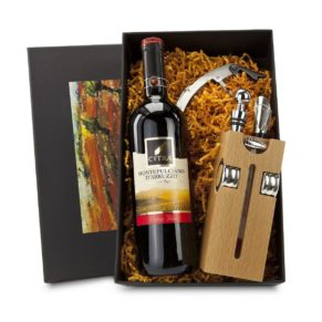 Ein dekorativer Buche-Block mit Weinaccessoires für jeden Weinliebhaber. Auf der Rückseite steckt ein Korkenzieher, an den Seiten zwei Tropfringe, vorne ist ein Weinthermometer eingelassen, oben drauf stecken ein Flaschenstopfen und ein Ausgießer, dazu eine 0,75 l Flasche Montepulciano dAbruzzo, im Geschenkkarton, Maße: ca. L34 x B21 x H40 cm. Allergiehinweis: Montepulciano d&apos;Abruzzo Rotwein: Enthält Sulfite<br>