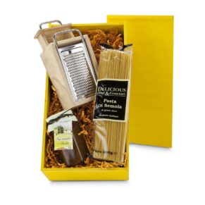 Diese gelbe Holzkiste enthält eine Parmesanreibe mit Schubfach, 500 g Spaghetti und 250 g Sugo. Maße: ca. L43 x B21 x H16 cm. Zutaten: Spaghetti : HartWEIZENgrieß Sugo pomodoro e Basilico : Tomaten, Olivenöl, Basilikum, Salz, Karotten, Zucker, Zwiebeln..<br>