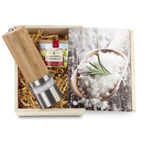1 Topf Fleur de Sel (125 g) mit hochwertiger Salzmühle. Verpackt in eine Holzkiste mit Deckelaufleger, Material: Holz und Edelstahl. Zutaten: Salz.<br>