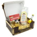 Geschenk-Set Gefüllter Reisekoffer, Vollkornbrot, Salami, Senf, Obstbrand