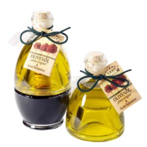 Das Präsent besteht aus einer Flasche Aceto Balsamico di Modena und einer Flasche Olivenöl. Mit maximal 0,5% Säure, extra vergine, 4 Jahre alter Aceto Balsamico di Modena, 2 x 90 ml, Maße: L20,0 x B14,0 x H12,0 cm. Zutaten: Aceto Balsamico. Olivenöl extra..<br>