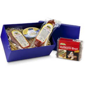 Dieser blaue Geschenkkarton hat es in sich. 4 Salami-Peitschen (125 g), 170 g Peperoni-Salami, 80 g Luxus-Leberpastete, 500 g Vollkornbrot, Maße: ca. L26 x B19 x H13 cm. Zutaten: Luxus Leberpate 1A 80g: Schweinefleisch (30%), Schweineleber (26%), Speck, SAHNE (8%), Zwiebeln, Gemüsebouillon (Trinkwasser, Speisesalz, Gewürze), Eier, Speisesalz, Dextrose, Gewürze (mit Senf, SELLERIE), Gewürzextrakte, Sommertrüffel, Zucker, pflanzliches Fett, Emulgator: E471; Geschmacksverstärker: E621; Antioxidationsmittel: E301; Konservierungsstoff: E250, Salami Peitschen: Schweineschinkenfleisch, jodiertes Speisesalz, Gewürze, Antioxidationsmittel: Ascrbinsäure, Natriumisoascorbat, Geschmacksverstärker: Momonatriumglutamat, Starterkulturen, Naturdarm, Konservierungsstoff: Natriumnitrit, Buchenholzrauch , 170g Peperonisalami: Schweinefleisch, Speck, jodiertes Kochsalz, Paprika, Gewürze (enthalten Senf), Dextrose, Glucosesirup, Antioxidationsmittel: Ascorbinsäure, Natriumisoascorbat, Gewürzextrakt, Konservierungsstoff: Natriumnitrit, Kaliumsorbat, Buchenholzrauch, Echt westfälisches Vollkorn-Brot Zutaten: Getreide (Roggenvollkornschrot, Roggenvollkorn), Wasser, Salz, HEFE. Allergiehinweis: Salami Peitschen: Kann Spuren von Sellerie, Senf und Nüssen enthalten 170g Peperonisalami: Kann Spuren von Sellerie, Soja, Lactose und Milcheiweiß<br>