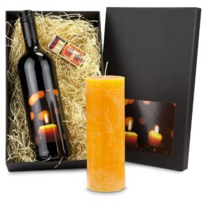 Ein Präsent für jede Jahreszeit. Ein große Kerze, ein Flasche Cabernet Sauvignon (0,75 l), die mit einem stimmungsvollen Kerzen-Etikett versehen ist, In schwarzem Geschenkkarton mit Kerzen-Etikett. Allergiehinweis: Enthält Sulfite<br>