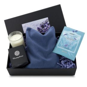 Das blaue Lavendelkissen ist kombiniert mit einem Lavendel-Duftbeutel und einer Massagekerze. Der Lavendel-Deckelaufkleber macht schon Lust auf den Inhalt!. Maße: ca. L 34 x B 21 x H 45 cm.<br>