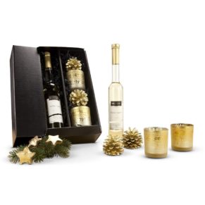 Ein hübsches Geschenkset. Mit 2 Teelichtgläsern Merry Christmas, inklusive goldfarbenen Dekotannenzapfen, ein leckerer Likör (0,35 l, sortiert), Verpackt im Geschenkkarton, Maße: ca. L34 x B21 x H47 cm.<br>