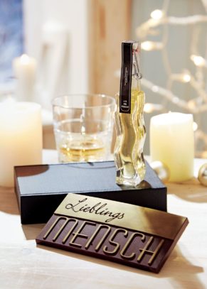 Für die besonders lieben Menschen ist dieses Geschenk-Set ganz besonders gut geeignet. Eine 100g Tafel Schokolade mit Gold-Design Lieblingsmensch, eine 40 ml Whisky Sir Williams in der Bügelflasche, Verpackt in einem schicken schwarzen Präsentkarton, Gewicht: ca. 0,3 kg. Zutaten: Whisky: Alkohol, Wasser, Caramel (Mais- und GERSTENmalz), Schokolade: Kakaomasse, Zucker, Kakaobutter, Emulgator: SOJAlecithin, Vanilleextrakt, Farbstoff E 171, E 172, Überzugsmittel:Schellack. Nährwertangaben: Schokotafel: Brennwert 2369 kJ / 568 kcal; Fett 43 g, davon gesättigte Fettsäuren 25g; Kohlenhydrate 40g, davon Zucker 37g; Eiweiß 5,7g; Salz 0,01g. Allergiehinweis: Kann Spuren von Milchbestandteilen, Haselnüssen und anderen Schalenfrüchten enthalten.<br>