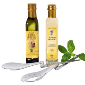 Das Präsent besteht aus einem hochwertigen Salatbesteck mit Knick, einer Schmuckflasche Olio Extra Vergine di Oliva Viola, 0,25l, Säuregehalt unter 0,5% und einer Schmuckflasche Aceto bianco aus Weinessig und Traubenmost, 0,25l. Maße: L20,2 x B10,0 x H41,0 cm. Zutaten: Olivenöl extra. , Aceto Bianco: Weinessig, Traubenmost. , Condimento Bianco: Weißweinessig, Traubensaft. , Aceto Balsamico: Weissweinessig, Traubenmost, Colorant Caramel.. Allergiehinweis: Enthält Sulfite<br>