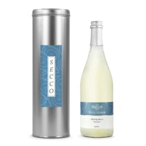 Eine weiß-satinierte Flasche Riesling Secco gekühlt ein Hochgenuss. Stilvoll verpackt in Silberdose mit passendem Etikett, Maße: ca. L43 x B11 x H31 cm. Allergiehinweis: Enthält Sulfite<br>