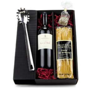 Eine praktisch-leckere Kombination. Ein Spaghettiheber, italienischer Rotwein Nero dAvola (0,75 l), Basilikum, Spaghetti (500 g), im Geschenkkarton, Maße: ca. L43 x B21 x H17 cm. Zutaten: Spaghetti Zutaten: HartWEIZENgrieß , Nero d&apos;Avola Rotwein: Alk. 13% vol.. Allergiehinweis: Nero d&apos;Avola Rotwein: Enthält Sulfite<br>