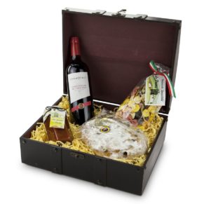 Geschenkset. 250 g Nudeln, 1 Glas Sugo Basilikum, eine 0,75 l Flasche italienischer Sangiovese, 500 g Dresdner Stollen, in exklusiver Holz-Schatztruhe, Maße: ca. L40 x B29 x H68 cm. Zutaten: Italienische Nudeln bunt: Hartweizengrieß, Wasser, Tomaten, Rübenblätter, Spinat, Tintenfisch, Curcuma, Sugo pomodoro e Basilico: Tomaten, Olivenöl, Basilikum, Salz, Karotten, Zucker, Zwiebeln, Original Dresdner Christstollen: WEIZENMEHL Typ 405 oder 550, Sultaninen, BUTTERschmalz, Kristallzucker, Wasser, HEFE, Zitronat (Cedernfruchtschalen, Glukose-Fruktose-Sirup, Zucker), Orangeat (Orangenschalen, Glukose-Fruktose-Sirup, Zucker), Milchpulver, MANDELN süß und bitter, Zitronenschalenpaste (Zucker, Zitronenschalen zerkleinert, natürliches Aroma, Verdickungsmittel E466), Echter Übersee Rum, Speisesalz, Stollengewürze, Puderzucker. Nährwertangaben: Italienische Nudeln bunt: Brennwert 1560 kJ (373 kcal); Fett 1,5g, davon gesättigte Fettsäuren 0,5g; Kohlenhydrate 74,7g, davon Zucker 0g; Eiweiß 12,5g; Salz 0g, , Sugo pomodoro e Basilico: Brennwert 237,7 kJ (57 kcal); Fett 3,1g, davon gesättigte Fettsäuren 0,46g; Kohlenyhdrate 4,48g, davon Zucker 4,36g; Ballaststoffe 2g; Eiweiß 1,49g; Salz 0,6g, , Original Dresdner Christollen: Brennwert 1751 kJ (418 kcal); Fett 20,7g, davon gesättigte Fettsäuren 10g; Kohlenhydrate 50,7g, davon Zucker 31g; Ballaststoffe 4,1g; Eiweiß 6,2g; Salz 0,07g. Allergiehinweis: Italienische Nudeln bunt: Kann Spuren von Fisch und Eiern enthalten Original Dresdner Christstollen: Enthält Milch, Lactose, Schalenfrüchte, Glutenhaltige Getreide Sangiovese di Toscana Rotwein: Enthält Sulfite<br>