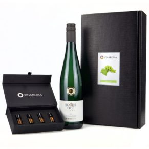 Ein Set für Weinkenner und solche, die es werden möchten. Eine 0,75 l Flasche Riesling, dazu ein Set mit 4 Aromen, die man in diesem Wein entdecken und erriechen kann, sowie eine Einführung, Maße: ca. L43 x B21 x H39 cm. Zutaten: Riesling Weißwein Alkohol: 11% vol., Pfirsich-Alkohol: 24,9% vol., Aprikosen-Alkohol: 18% vol., Apfel-Alkohol: 24% vol., Zitronen-Alkohol: 22,9% vol.. Allergiehinweis: Riesling Weißwein: Enthält Sulfite<br>