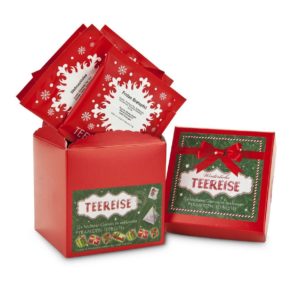 Eine weihnachtliche Teereise: Die 12 Pyramidenbeutel enthalten die weihnachtlichen Tee-Sorten Kaminträume Rooibos, Karibischer Weihnachtstraum Früchtetee, Fridas Bratapfel Rooibos, Weihnachts-Schwarztee, Marzipan-Schwarztee und Green X-Mas Dream Grüntee. Maße: ca. L9,5 x B9,5 x H50 cm. Zutaten: Sorte Kaminträume Rooibos (2 x 3,0 g): Apfel, Hibiscus, Hagebutte, Orangenschalen, Holunderbeeren, Rooibos, Mandelstücke, Zimt, Aroma, Karibischer Weihnachtstraum Früchtetee (2 x 3,0 g): Apfel, Hibiscus, Hagebutte, Papaya (Papaya, Zucker), Melone (Melone, Zucker), Mango (Mango, Zucker), Orangenschalen, Zimt, Fenchel, Anis, Sonnenblumenblüten, Kaktusblüten, Aroma, Fridas Bratapfel Rooibos (2 x 3,0 g): Rooibos, Apfel, Mandelhobel, Rosenblütenblätter, Aroma, Weihnachtstee Schwarztee (2 x 3,0 g): Schwarzer Tee, Zimt, MANDELN, Nelken, Kornblumenblüten, Saflorblüten, Aroma, Marzipan Schwarztee (2 x 3,0 g): Schwarzer Tee, Mandelstücke, Katzenpfötchen, Aroma, Green X-Mas Dream Grüntee (2 x 3,0 g): Sencha, Orangenschalen, MANDELN, Zimt, Aroma.<br>