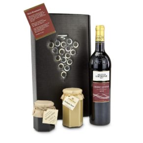 Wein und was man daraus machen kann. Rotwein-Senf im 250 ml Glas, Rotwein-Gelee im 200 ml Glas, eine 0,75 l Flasche Cabernet Sauvignon, im schwarzen Präsentkarton mit gold-silberner Traubenprägung verpackt, Maße: ca. L43 x B21 x H20 cm. Zutaten: Rotwein-Senf : Wasser, Senfsaat, Branntweinessig, Rotwein 15% (enth. Sulfite), Salz, Gewürze, Rote Bete Pulver, Weingelee rot: Wein (52%), Zucker, Geliermittel: Apfelpektin, Säuerungsmittel: Zitronensäure.. Nährwertangaben: Rotwein-Senf: Brennwert 383 kJ (91 kcal); Fett 4,1g, davon gesättigte Fettsäuren 0,3g; Kohlenhydrate 4,8g, davon Zucker 2,8g; Eiweiß 3,7g; Salz 2,8g. Allergiehinweis: Enthält Sulfite<br>