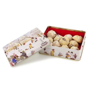 Feinstes Stollenkonfekt (150 g), hergestellt nach Dresdner Art, unter Zugabe bester Zutaten, gefüllt mit reinem Marzipan, getaucht in Butter und bestäubt mit Puderzucker. Verpackt in Metalldose mit dem Motiv Winterstadt, Maße: ca. L16 x B12,5 x H58 cm. Zutaten: WEIZENMEHL, Sultaninen, BUTTER, VOLLMILCHPULVER, pflanzliche Fette (enthält ERDNUSS), VOLLEI, MANDELN, Zucker, Orangeat, HEFE, Alkohol, Gewürze. Allergiehinweis: Kann Spuren von Erdnüssen enthalten<br>