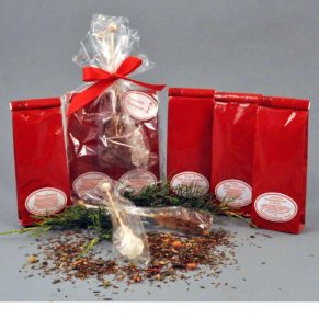 Winterliche Teevergnügen in attraktiver Verpackung. Je Sorte 25g, Sternenhimmel: aromatischer schwarzer Tee, Heißer Winterkuss: natürlich aromatisierte Früchteteemischung, Weihnachtskräutertee mit Rooibos: aromatisierter Rooibostee, 2 unterschiedliche Kandissticks, in einer Klarsichttüte mit roter Schleife.<br>