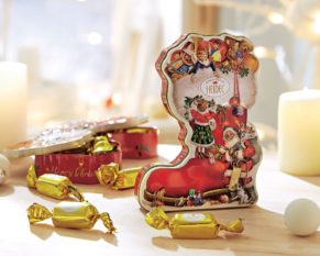 Nostalgische Weihnachtsdose in Stiefel-Form. Bestückt mit 118g Vollmilchschokopralinen (Kakao mind. 30%), welche mit einer Pralinencreme (40%) gefüllt sind, Maße: ca. 11,5 x 3,5 x 16,3 cm. Zutaten: Zucker, pflanzl. Fett (Ölpalme), VOLLMILCHPULVER, Kakaobutter, Kakaomasse, SÜSSMOLKENPULVER, Kakaopulver (stark entölt), BUTTERFETT, Emulgator: SOJALECITHINE, Aromen. Nährwertangaben: Energie 2356 kJ/563 kcal, Eiweiß 4,7g, Kohlenhydrate 54g davon Zucker 54g, Fett 36g davon gesättigte Fettsäuren 20g, Salz 0,2g. Allergiehinweis: Kann Spuren von Schalenfrüchten enthalten.<br>