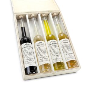 Geschenkset. Aceto Balsamico, weißweinessig, natives Olivenöl, Walnussöl, jeweils in schönen Schmuckflaschen zu je 0,1 l, verpackt in passender Holzkiste mit Klappdeckel und braunem aufdruck Genießer-Kabinett, Maße: ca. L 26,5 x B 20 x H 5 cm. Zutaten: Aceto Balsamico di Modena IGP Zutaten: Weinessig, Traubenmost konzentrat, Farbstoff: Zuckerkülor E150d, Natives Olivenöl extra, Walnussöl, Weißweinessig. Nährwertangaben: Aceto Balsamico di Modena: Brennwert 360 kJ (86kcal); Fett 0g, davon gesättigte Fettsäuren 0g; Kohlenhydrate 15,8g; davon Zucker 15,3g; Eiweiß 0,7g; Salz 0,05g, , Natives Olivenöl: Brennwert 3700 kJ (884 kcal); Fett 100g, davon gesättigte Fettsäuren 15,3g, davon einfach ungesättigte Fettsäuren 77,2, davon mehrfach ungesättigte Fettsäuren 7g; Kohlenhydrate 0g, davon Zucker 0g; Eiweiß 0g; Salz 0g, , Walnussöl: Brennwert 3700 kJ (884 kcal); Fett 100g, davon gesättigte Fettsäuren 10,2g, davon einfach ungesättigte Fettsäuren 16,9g, davon mehrfach ungesättigte Fettsäuren 72,6g; Kohlenhydrate 0g, davon Zucker 0g; Eiweiß 0g; Salz 0g. Allergiehinweis: Aceto Balsamico di Modena IGP Zutaten: Enthält Sulfite Walnussöl: Enthält Nüsse<br>