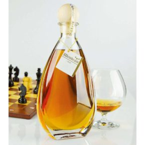 700 ml Weinbrand VSOP 36% vol. in der Glaskaraffe mit Holzgriffkorken verpackt in schwarzer Geschenkverpackung. Zutaten: Weinbrand VSOP: 36% vol..<br>