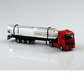 Roter Metalltruck mit mundgeblasenem Glaszylinder, befüllt mit ca. 0,05 l Grappa Via Appia Superiore 40 % vol. Maße: Länge ca. 19,5 cm.<br>