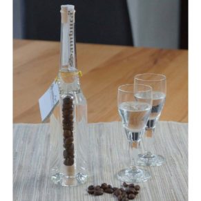 Ca. 160 ml Sambuca 49 % vol. in der handgearbeiteten Flasche mit Kaffeebohnen im Innenzylinder. Inklusive zwei Gläser, im schwarzen Präsentkarton.<br>