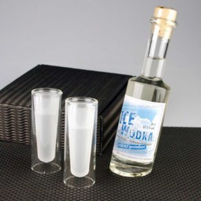 Wodka 200 ml in Glasflasche im Set mit 2 handgefertigten Gläsern Ice in schwarzer Geschenkverpackung. Zutaten: Wodka: 37,5% vol..<br>