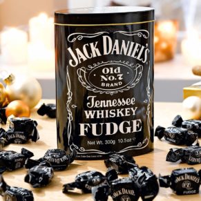 Weiche Karamellen mit dem typischen JACK DANIELS Whisky Geschmack. Menge: 300 g, Gewicht: ca. 0,4 kg. Zutaten: Zucker, Glukosesirup, gesüßte entrahmte KONDENSMILCH, Pflanzenfett, Jack Daniel´s Tennessee Whiskey (1%), Aroma, Salz. Nährwertangaben: Brennwert 1665 kJ (396kcal); Fett 9,8g, davon gesättigte Fettsäuren 6,5g; Kohlenhydrate 74,9g, davon Zucker 55,6g; Eiweiß 1,6g; Salz 0,1g. Allergiehinweis: Kann Spuren von Nüssen enthalten. Nicht für Kinder geeignet. Enthält keine gehärteten Öle oder Fette.<br>