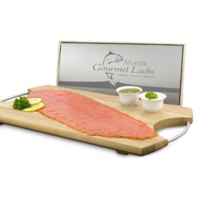 Rauchzarter Atlantik Gourmet Lachs 500 g. Filetiert und fertig vorgeschnitten, mit feiner Sahne-Meerrettich und Senf-Dill Sauce, je 100 g, verpackt in passender Holzkiste, Maße: ca. L49 x B24 x H5,5 cm. Zutaten: Sahne-Meerrettich: Meerrettich, gerieben, Rapsöl, SAHNE 25%, Branntweinessig, Zucker, MOLKENERZEUGNIS, Verdickungsmittel, GUARKENMEHL und Xanthan, Jodsalz, Säuerungsmittel Citronensäre, Antioxidationsmittel Ascorbinsäure und Natriummetabisulfit., Senf-Dill. Nährwertangaben: Sahne-Meerrettich: Brennwert 1336 kJ (319 kcal); Fett 26,2g, daon gesättigte Fettsäuren 3,5g; Kohlenhydrate 14,8g, davon Zucker 14,3g; Eiweiß 3g; Salz 0,8g, , Schottischer Räucherlachs: Brennwert 731 kJ (175 kcal); Fett 8,5g, davon gesättigte Fettsäuren 2g; Kohlenhydrate 0g, davon Zucker 0g; Eiweiß 24,5g; Salz 0g, , Senf-Dill-Sauce: Brennwert 1115 kJ (266 kcal); Fett 9,8g, davon gesättigte Fettsäuren 0,7g; Kohlenhydrate 39,1g, davon Zucker 37,9g; Eiweiß 2,5g; Salz 2g. Allergiehinweis: Sahne-Meerrettich: Enthält Milch, Lactose, Schwefeldioxid und Sulfite. Senf-Dill Sauce: Enthält Senf.<br>