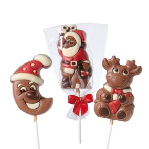 Dieses süße Set besteht aus einem Mond-, einem Elch- und einem Weihnachtsmann-Lolli (je ca. 35g) aus Schokolade. Einzeln in einem Zellglasbeutel mit einer roten Schleife verpackt, Maße: ca. B5 x H6 cm (ohne Stiel). Zutaten: Zucker, Kakaobutter, VOLLMILCHPULVER (17,5%), Kakaomasse, SAHNEPULVER, Emulgator: Lecithine (SOJA); Farbstoff in der Dekormasse: E120, E160c. Nährwertangaben: Energie 2428 kJ (583 kcal); Fett 38g, davon gesättigte Fettsäuren 23g; Kohlenhydrate 52g, davon Zucker 52g; Eiweiß 6,2g; Salz 0,18g. Allergiehinweis: Kann Spuren von Haselnüssen und Mandeln enthalten.<br>
