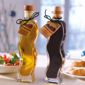 Olivenöl extra vergine und Aceto Balsamico in modernen Wellenflaschen. Je 200 ml, Maße: je ca. B10 x T4,5 x H22 cm, Gewicht: ca. 1,4 kg. Zutaten: Olivenöl: 100% Olivenöl (Säuregehalt 0,33, Peroxidzahl 7,5, Wachsbehalt 1,72, Extinktionskoeffizient 0,10), Balsamico: Gärungsessig aus Traubenmost, mit 6%iger Säure, biologisch gewonnen.. Nährwertangaben: Olivenöl: Durchschnittliche Nährwerte pro 100ml: Energie 3389 kJ (824 kcal); Fett 91,6g, davon gesättigte Fettsäuren 13,8g; davon einf. ungesättigte Fettsäuren 68,5g, davon mehrf. unges. Fettsäuren 9,3g; Kohlehydrate 0g, davon Zucker 0g; Eiweiß 0g; Salz 0g., , Aceto Balsamico: Durchschnittliche Nährwerte pro 100ml: Energie 410 kJ (87 kcal); Fett 0,0g, davon gesättigte Fettsäuren 0,0g; Kohlehydrate 17,0g, davon Zucker 15,0g; Eiweiß 0,5g; Salz 0,0g.<br>