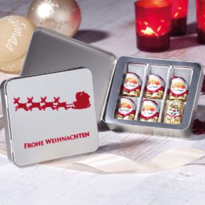 Präsentdose mit 6 kleinen Schoko-Naps (5 Weihnachts- und 1 Oster-Nap) à 5 g aus Edelvollmilchschokolade. Die Dose Merry Christmas ist mit einem weihnachtlichen Farbdruck veredelt, die Dose Santa! ist mit einer edlen Beflockung versehen. Zutaten: Zucker, Kakaobutter, VOLLMILCHPULVER (18%), Kakaomasse, SAHNEPULVER (5%), HASELNUSSMASSE, Emulgator: Sonnenblumen-Lecithine, Vanilleextrakt, Salz. Allergiehinweis: Kann Spuren von Mandeln, Gluten und Soja enthalten<br>