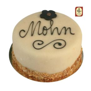 Mohn, versetzt mit Rum-Rosinen, Milch und anderen Zutaten werden zur Schlesischen Mohntorte gebacken, eingedeckt mit Marzipan. Maße: ca. 16 cm Ø. Zutaten: MOHN, Zucker, VOLLEI, BUTTER, WEIZENMEHL, Sultaninen, MANDELN, Kakaomasse, KAKAOBUTTER, Alkohol, Vanille, Gewürze, EMULGATOR: SOJALECITHIN. Nährwertangaben: Energie: 1816 kJ / 434 kcal, Fett: 23,25g davon ges. Fettsäuren: 2,06g, Kohlenhydrate: 58,14g davon Zucker: 11,63g, Eiweiß: 5,08g, Salz: 0,13g. Allergiehinweis: Kann Spuren von Erdnüssen enthalten.<br>