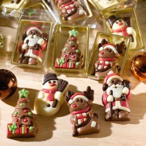 Niedliche, aufwändig dekorierte, weihnachtliche Relieffiguren aus Vollmilchschokolade und weißer Schokolade. Die Relieffiguren sind einzeln verpackt. Schokoladenmischung aus Vollmilchschokolade (Kakao: 35% mindestens) und weißer Schokolade, Gewicht: ca. 10 g. Zutaten: Zucker, Kakaobutter, VOLLMILCHPULVER (17,5%), Kakaomasse, SAHNEPULVER, Emulgator: SOJALECITHIN; Farbstoff in der Dekormasse: E100, E120, E160c. Färbendes Lebensmittel in der Dekormasse: Spirulinaextrakt. Nährwertangaben: Energie 2428 kJ / 583 kcal, Fett 38,0 g, davon gesättigte Fettsäuren 23,0 g, Kohlenhydrate 52,0 g, davon Zucker 52,0 g, Eiweiß 6,2 g, Salz 0,18 g. Allergiehinweis: Kann Spuren von Haselnüssen und Mandeln enthalten<br>