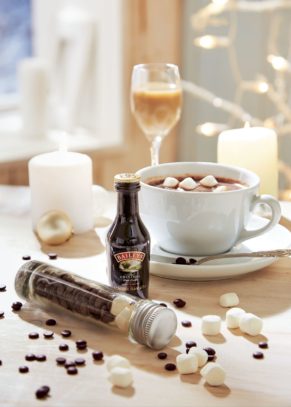 Die heiße Schokolade ist der Klassiker zur Weihnachtszeit. Doch dieses Set bietet noch mehr. Zart schmelzende Schoko-Drops und Marshmallows in einem Reagenzglas ähnlichem Fläschchen, ein kleines Fläschchen Baileys, Gewicht: ca. 0,4 kg. Zutaten: Bailey&apos;s Irish Cream 17% mit Aroma Koffein, mit Emuglatoren E471, mit Säureregulator (E331), enthält MILCH, Schokolade: Kakaomasse, Zucker, Kakaobutter, Emulgator: SOJALECITHIN, natürliches Vanillearoma, Marshmallows: Zucker, Gelatine, Vanille. Nährwertangaben: Baileys: Energie 1369,1 kJ (327kcal); Fett 13g, davon gesättigte Fettsäuren 0g; Kohlenhydrate 25g, davon Zucker 0g; Eiweiß 3g; Salz 0g, , Kakaomischung: Energie 2153,27kJ (512,73 kcal); Fett 35,46g, davon gesättigte Fettsäuren 23,64g; Kohlenhydrate 43,64g, davon Zucker 40,91g; Eiweiß 3,64g; Salz 0,01g.<br>